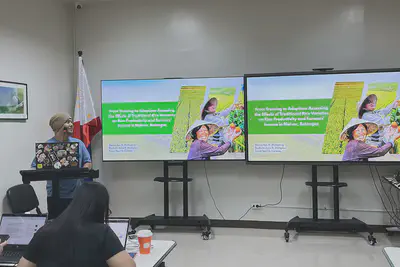 A participant team presenting its experimental design on traditional rice varieties.